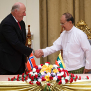 Kong Harald og President Thein Sein tar hverandre i hendene etter at intensjonsavtaler mellom Norge og Myanmar er signert av ministrene. Foto: Heiko Junge / NTB scanpix